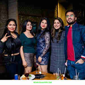 Delhi HouseWife Club हर शुक्रवार की रात नोएडा की महिलाएं