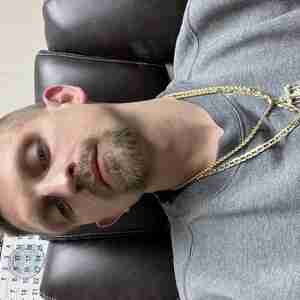 Me I want someone to be friends with benefits Come