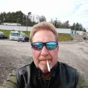 Horny man I am 5'11 blonde hair blue eyes 43 years old looking for a woman that likes an older man looking for a woman to