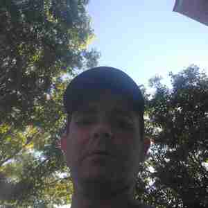 Me I am looking for a good looking adventurous woman to have a discreet arrangement with Hung