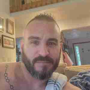 Hung and horny Thick 7in and am into mostly anything Pittsburgh
