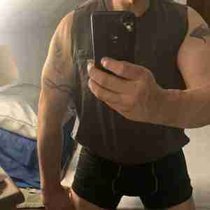 Joe in Tonawanda 6’6” 225 single and love a pussy in my face in a 69….while another guy is fucking her doggy