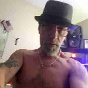 Just a old white boy 50 ish healthy active single dad need a sugarbaby Gotlars