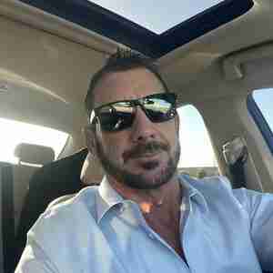 BigGuy looking for some clean hot fun groups or singles gang bangs