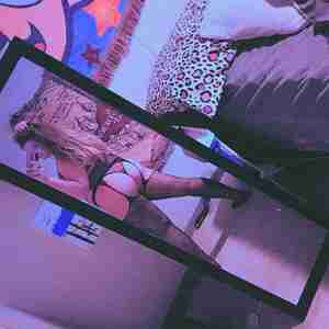 Hi :3 Looking to experience my first orgy on the DL Orgy