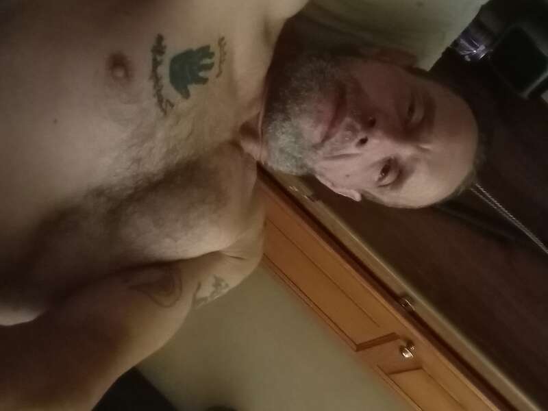I'm a decent looking guy and looking to find a kinky girl that wants to party and get kinky
