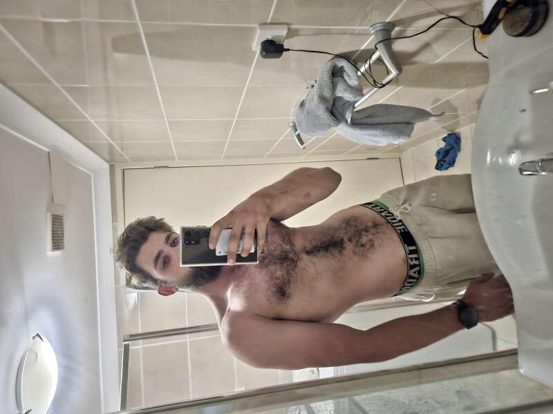 23 yo male looking for someone who want to sit on a face
