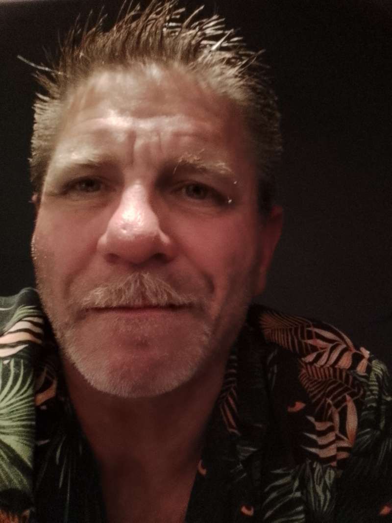 Any chicks wanna chat on zangi