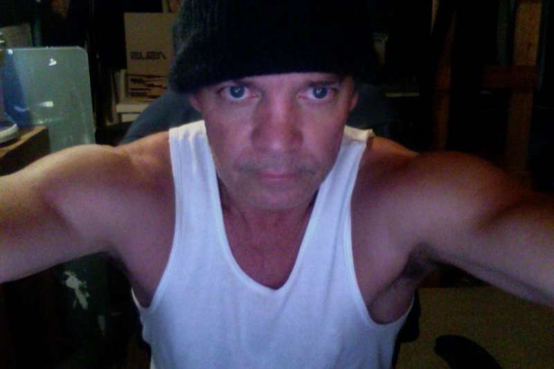 goodlooking normal man wanting to meet goodlooking semi normal female....lol