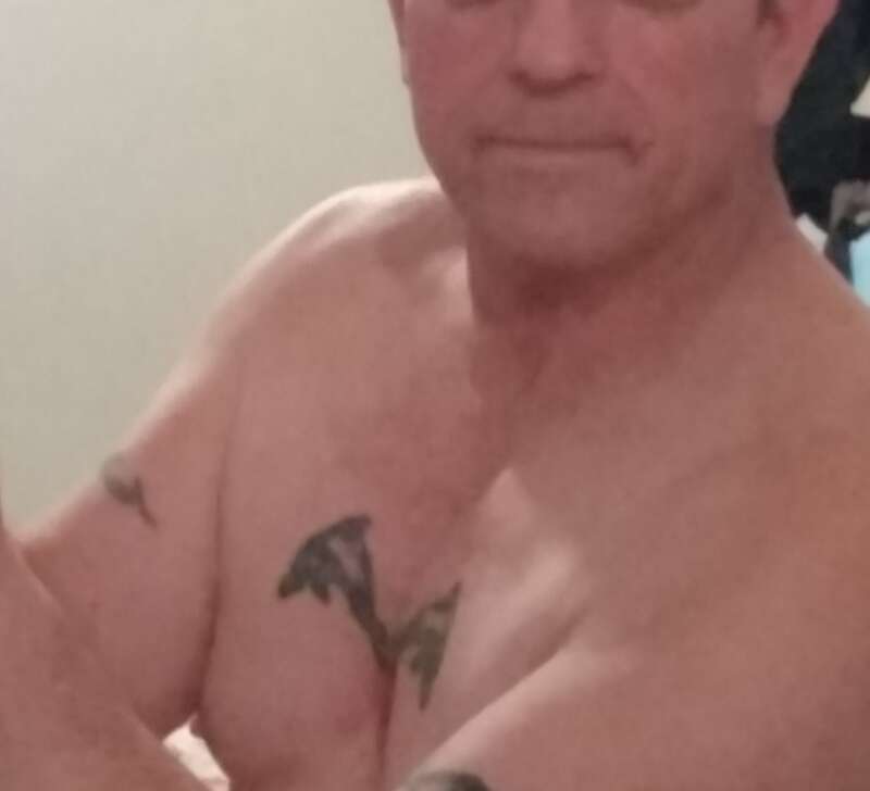 Str8 guy seems female or couple