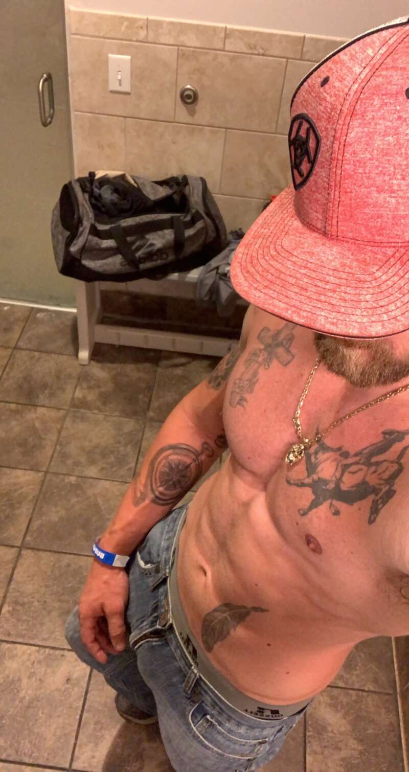 28 year old seeking busty women